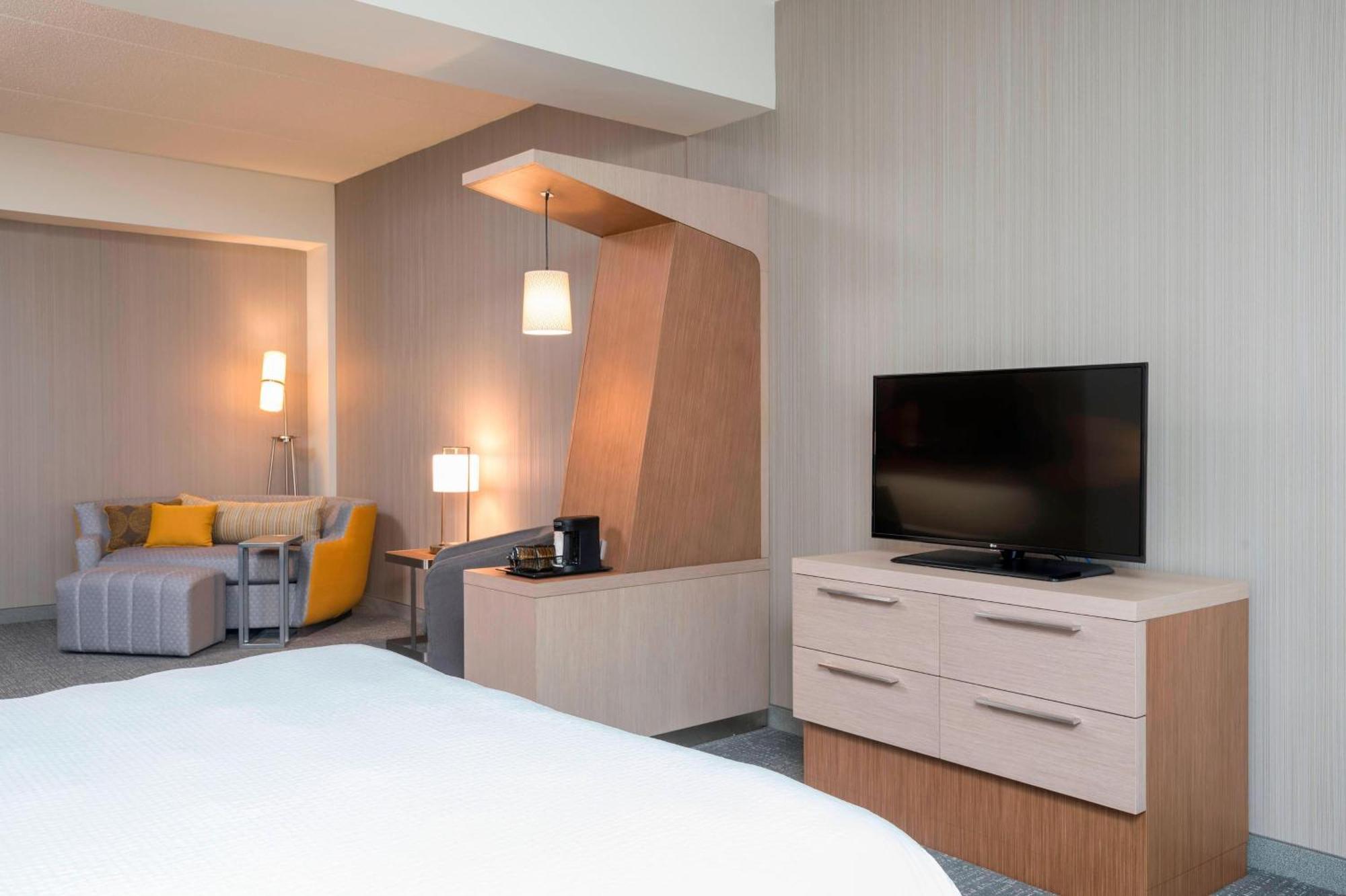 מאונט פלזנט Courtyard By Marriott Mt. Pleasant At Central Michigan University מראה חיצוני תמונה